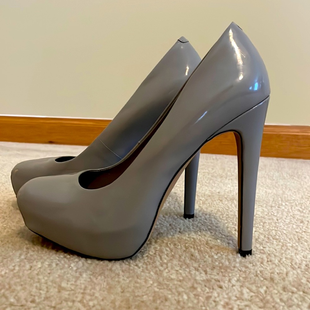 Jessica Simpson 6.5 gray closed toe heels